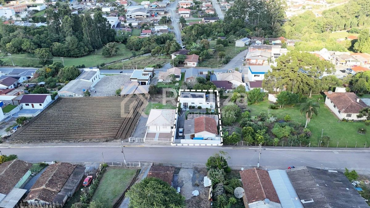 CASA À VENDA NO CENTRO DE IMBUIA - RUA CELSO RAMOS