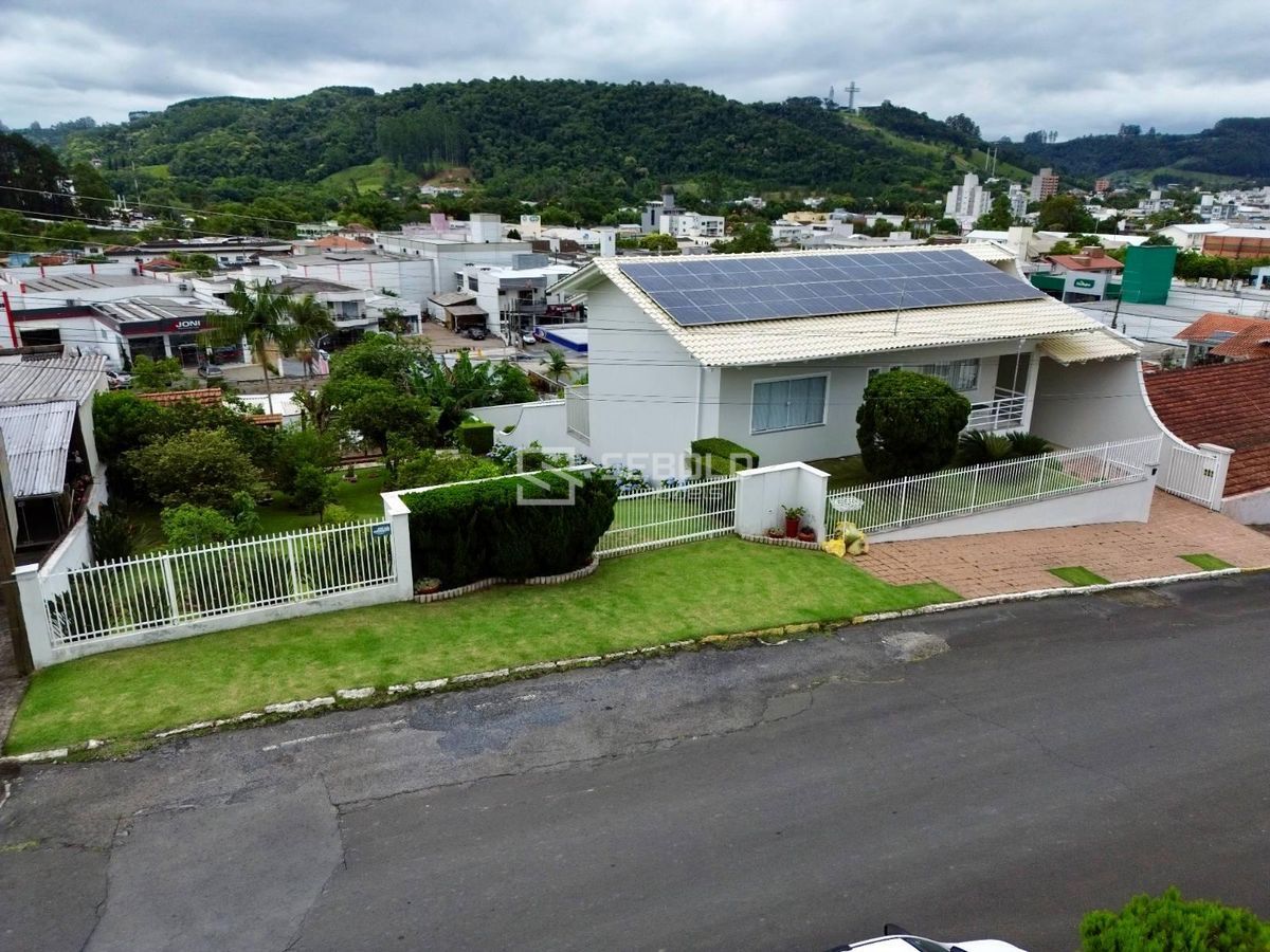 Linda Casa Mobiliada no Centro de Ituporanga