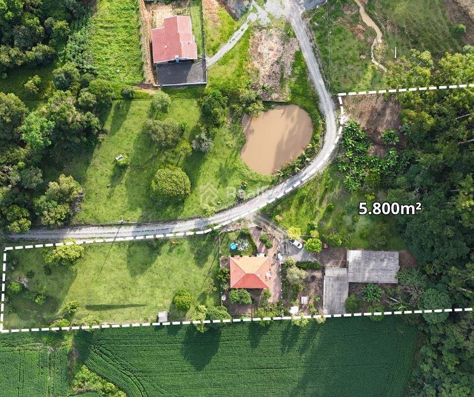 Sítio à Venda 🌿 📐 Área total de 5.800 m² - 1