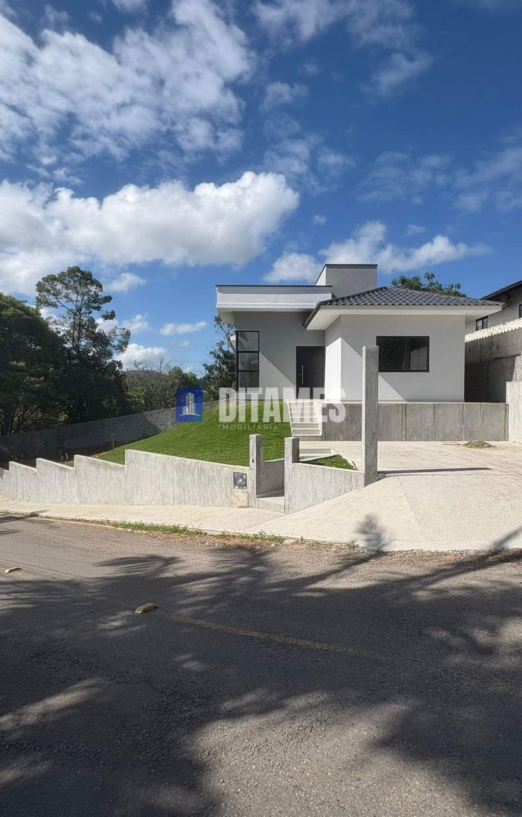 Casa Nova à Venda no Bairro Sumaré - 2