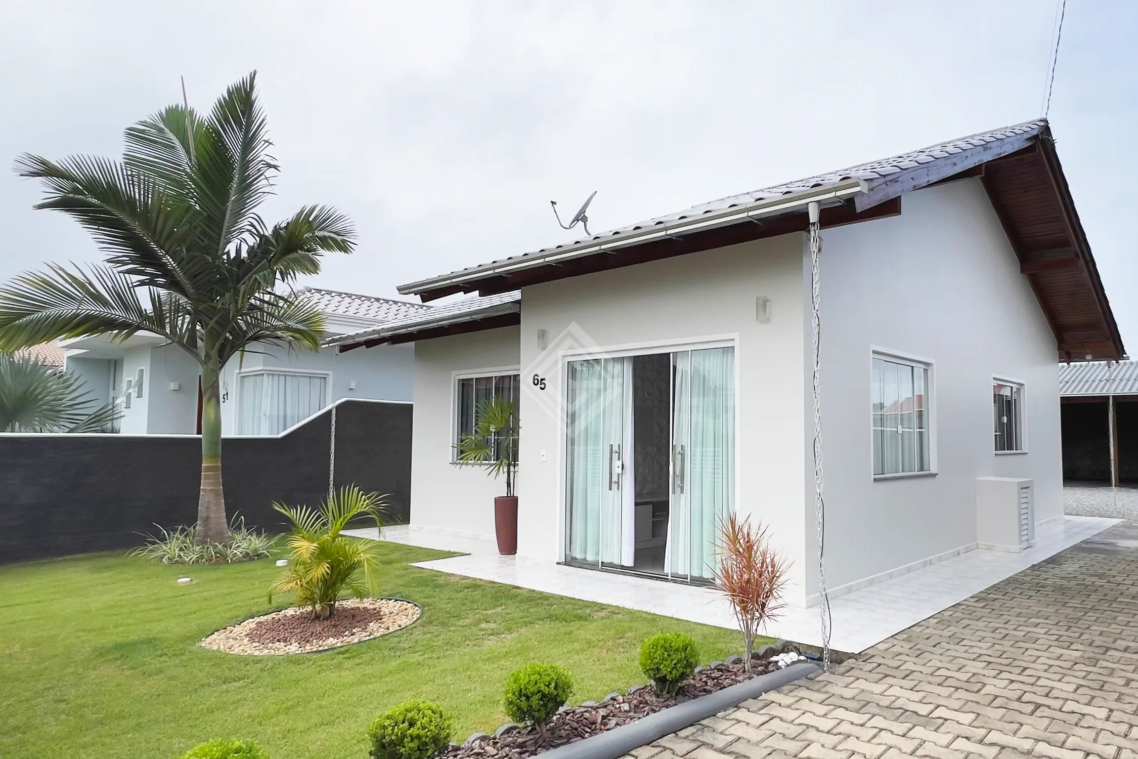 Casa Aconchegante para Locação com Amplo Terreno e Comodidades Essenciais