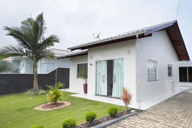 Casa Aconchegante para Locação com Amplo Terreno e Comodidades Essenciais - 1