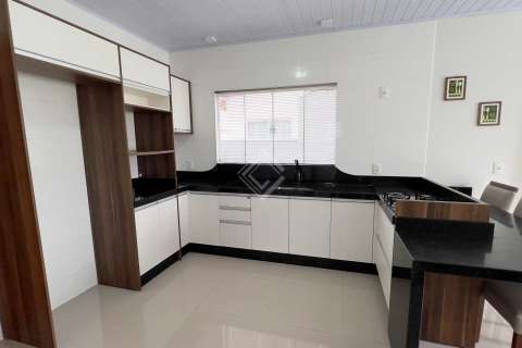 Casa Aconchegante para Locação com Amplo Terreno e Comodidades Essenciais - 3